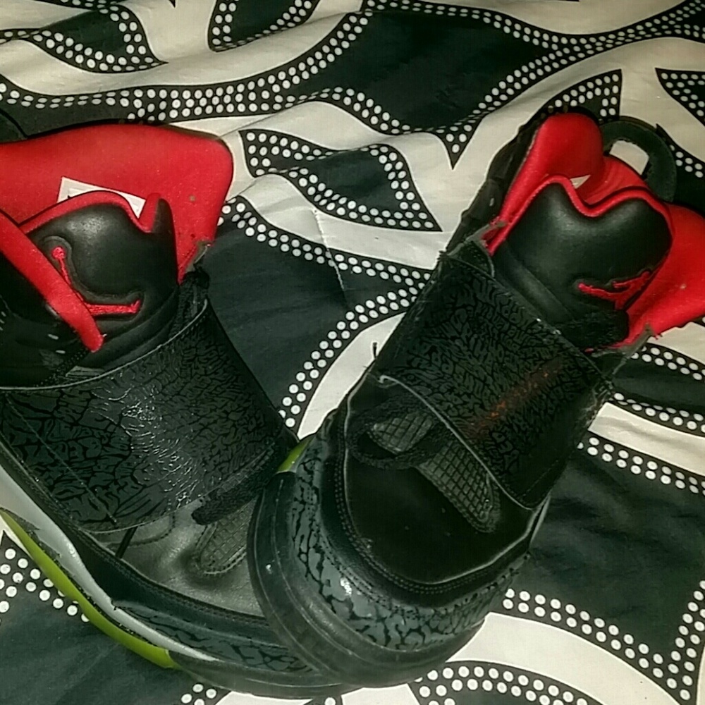 Mens size 9 Black and red Jordans